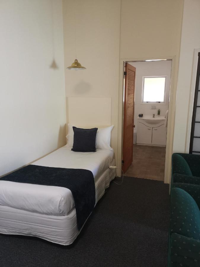 Captains Quarters Motor Inn Cambridge Exteriör bild